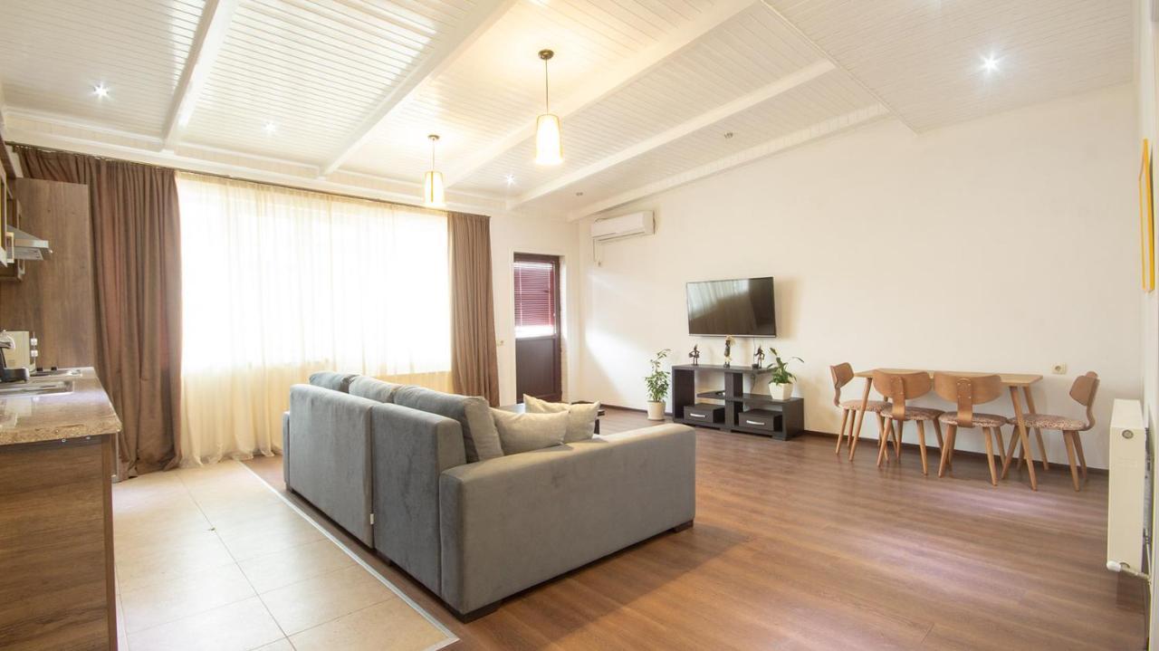 Big Terrace Apartment On Liberty Square 第比利斯 外观 照片