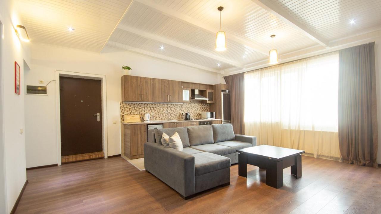 Big Terrace Apartment On Liberty Square 第比利斯 外观 照片